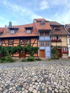 a house with a cobblestone street in front of it at Schinkel Ferienunterkünfte Quedlinburg UNESCO Altstadt, Parkplatz inkl in Quedlinburg