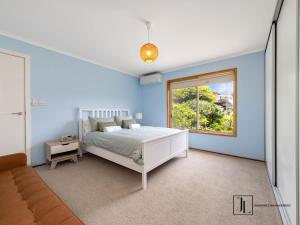 Ένα ή περισσότερα κρεβάτια σε δωμάτιο στο Muwarra Beach House, at Malua Bay