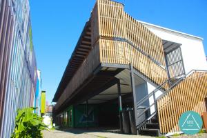 un edificio con escaleras de madera en su lateral en Kapai Departamentos de Turismo, en Valdivia