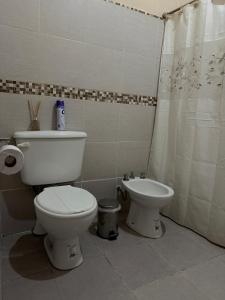 エル・ロデオにあるEl descansoのトイレと洗面台付きのバスルーム +40枚の写真