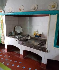 a miniature kitchen with a stove and a sink at Estancia Saldañil in Villa Los Aromos