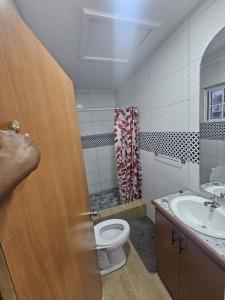 MahautにあるLion's Guest House in Warnerのトイレと洗面台付きのバスルーム