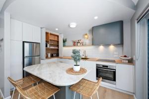 Η κουζίνα ή μικρή κουζίνα στο Koola Beach Apartments Bargara