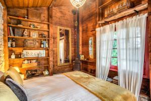 Un dormitorio con una cama en una habitación con paredes de madera. en Villa Alceo, en Viggiù 105 fotos más