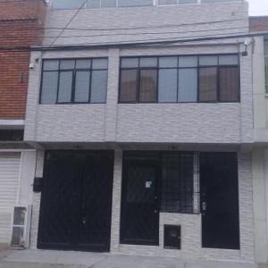 una casa con puertas negras y ventanas en una calle en Horrocrux Natural Getaway Movistar, en Bogotá 6 fotos más