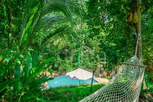Κήπος έξω από το Jungle River Villa for 10 - Pool, Yoga, Tubing Near Ubud