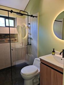 Ένα μπάνιο στο Cabaña con Jacuzzi frente al Lago