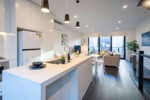 Kuchyň nebo kuchyňský kout v ubytování Bright 3 level townhouse