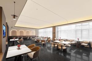 Una televisión o centro de entretenimiento en Atour Hotel Hangzhou Aeon Mall Liangzhu Gudun Road