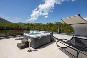 una vasca idromassaggio sul tetto di una casa di Villa Nella Foresta with private 66sqm heated pool, Whirlpool, Tennis court, Gym, Billiards, 4 en-suite bedrooms a Radošić