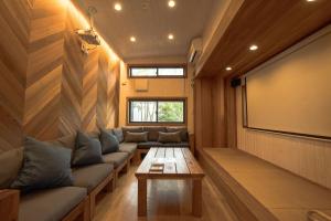 Area soggiorno di Tiny Base The River HOUSE & TRAILER