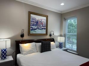 Postel nebo postele na pokoji v ubytování Classy Victorian Brownstone Subway Shopping