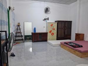 Cette chambre comprend un lit et un bureau. dans l'établissement O'SEN Homestay, à Phước Hậu (1)