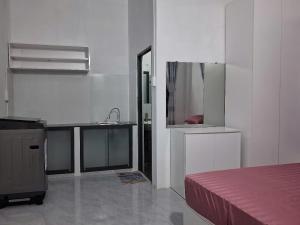 une pièce avec un lavabo et un comptoir avec un lit dans l'établissement O'SEN Homestay, à Phước Hậu (1)