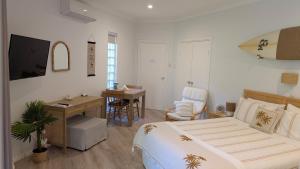 a bedroom with a bed and a desk and a deskablish at Amberlyn Escapes in Killcare +64 photos