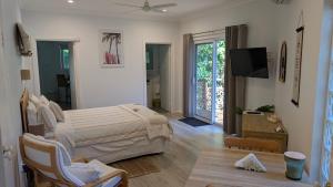 a bedroom with a bed and a tv in a room at Amberlyn Escapes in Killcare