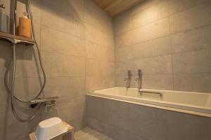 Bagno di Tiny Base The River HOUSE & TRAILER