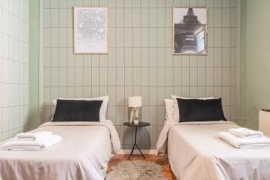 two beds sitting next to each other in a room at Fliphaus Maipu 800 - 2 Bd Calle Florida in Buenos Aires +2 photos