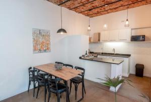 a kitchen and dining room with a wooden table and chairs at Fliphaus Nicaragua 5800 - Duplex with Patio in Palermo Hollywood in Buenos Aires