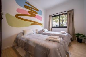 Postel nebo postele na pokoji v ubytování Fliphaus Serrano 1100 - Microteatro Plaza Cortazar 9 pax