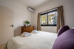 Postel nebo postele na pokoji v ubytování Fliphaus Serrano 1100 - Microteatro Plaza Cortazar 9 pax