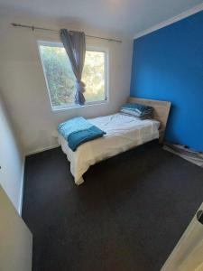 Ένα ή περισσότερα κρεβάτια σε δωμάτιο στο Home away from home +12 φωτογραφίες