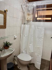 O baie la Brisa Suítes Itaguá com Ar Condicionado e Frigobar