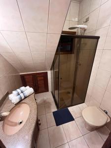 O baie la Brisa Suítes Itaguá com Ar Condicionado e Frigobar