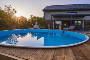 ein Swimmingpool auf einer Terrasse mit einem Haus in der Unterkunft Shi-lu in Vurot