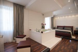 um quarto com uma cama e uma banheira num quarto em F53 Kevin's Charming Houses em Alghero