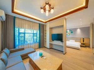 a living room with a couch and a bed at City Comfort Inn Guilin Qixing Park Guangxi Normal University in Guilin