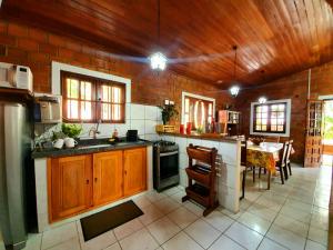 Kuchyň nebo kuchyňský kout v ubytování Casa Gravatá 20 hóspedes! Melhor localização!