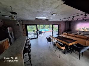 ein Esszimmer mit einem langen Tisch und Stühlen in der Unterkunft Shi-lu in Vurot + 42 Fotos