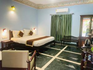 Voodi või voodid majutusasutuse Sajjan Bagh Resort toas