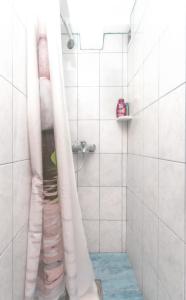 W łazience znajduje się prysznic z zasłoną prysznicową. w obiekcie The City Place Hostel w Dubrowniku