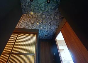 a room with a ceiling with a flower pattern on it at コンドミニアムホテル 渋谷GOTEN Condominium Hotel Shibuya GOTEN in Tokyo
