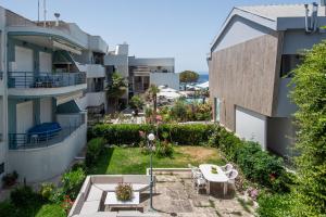 an apartment patio with a garden in a building at Avra Toroni Vacation Home in Toroni
