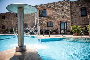 Bazén v ubytovaní Relais Abbazia Santa Anastasia Resort & Winery alebo v jeho blízkosti