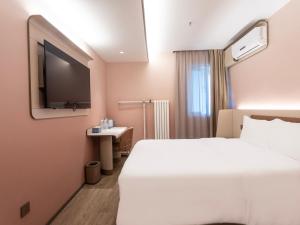 Ένα ή περισσότερα κρεβάτια σε δωμάτιο στο Hanting Hotel Beijing West Railway Station