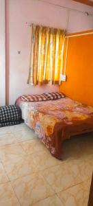 Una cama o camas en una habitación de Radhesham bhakt niwas