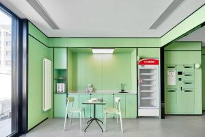 Kuchyň nebo kuchyňský kout v ubytování Haiyou Hotel Beijing Wangfujing Xiehe Hospital Store