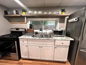 una cucina con lavello e frigorifero di Syracuse Vacation Rental free Parking,near SU,town a Syracuse