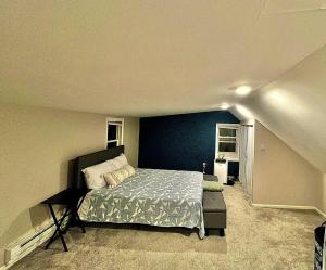 una camera da letto con un letto e una parete blu di Syracuse Vacation Rental free Parking,near SU,town a Syracuse
