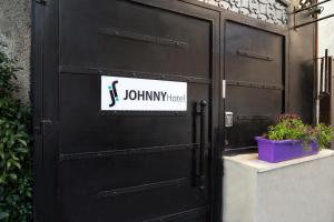 Certificato, attestato, insegna o altro documento esposto da Johnny Hotel