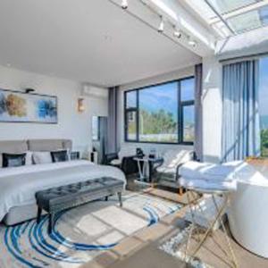 a bedroom with a large bed and a large window at Love of Flowers·Dali Villa Wisdom and Beauty in Dali Ancient Town