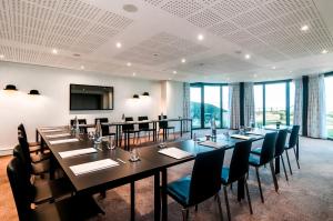 a conference room with a long table and chairs at L'Agapa Hôtel - Spa Codage in Perros-Guirec