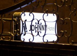 Certificato, attestato, insegna o altro documento esposto da Johnny Hotel