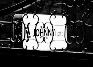 Certificato, attestato, insegna o altro documento esposto da Johnny Hotel