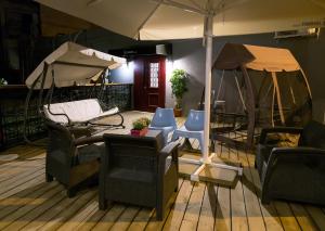 patio con sedie e ombrellone su una terrazza di Johnny Hotel a Gerusalemme