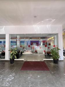 eine Ladefront mit Glasfenstern und Topfpflanzen in der Unterkunft Alltrue Lite Hotel Nagoya Hill Batam in Nagoya + 30 Fotos